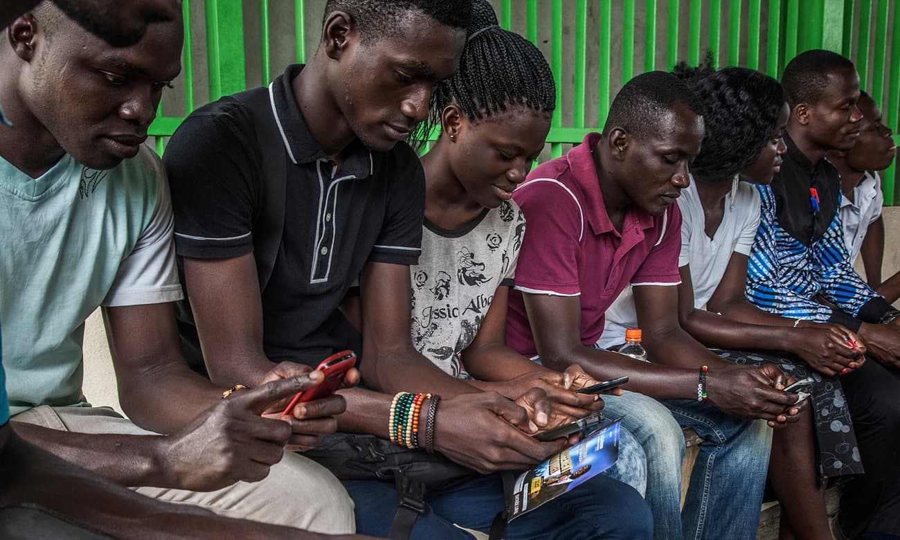 Un groupe de jeunes internautes nigérians