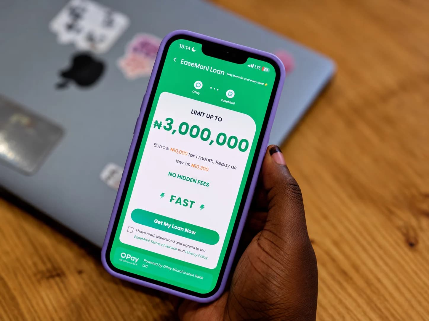 Un smartphone affichant l'interface de prêt EaseMoni d'OPay, qui annonce des plafonds allant jusqu'à 3 millions de nairas.
