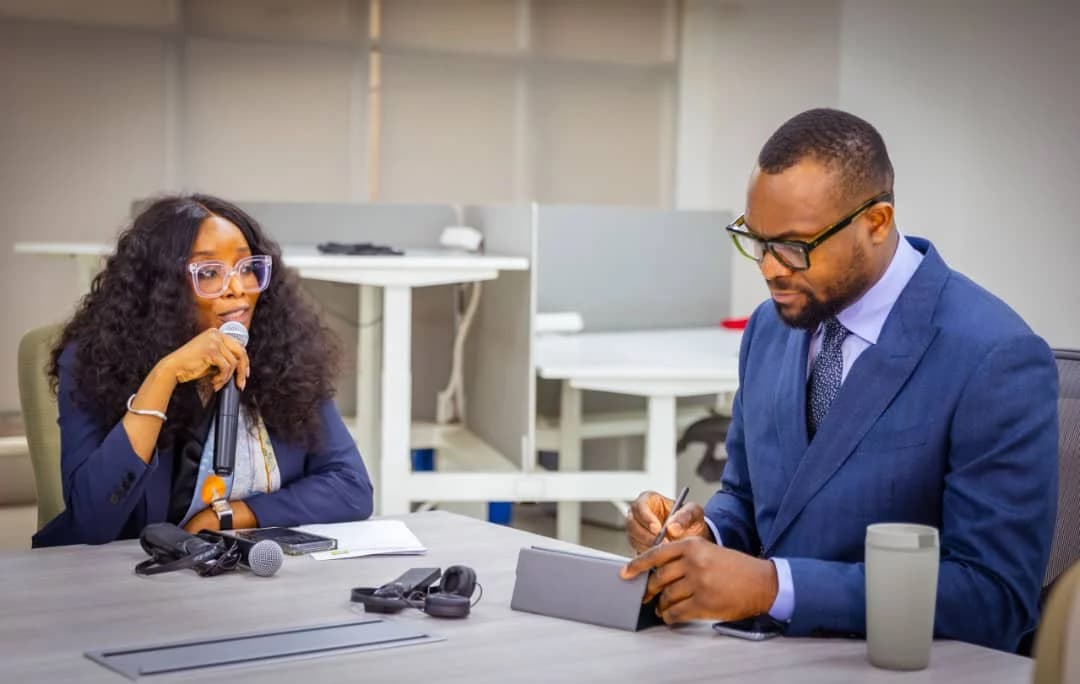 Tola Odeyemi, Postmaster-General/CEO du Nigerian Postal Service, et Bosun Tijani, ministre de la Communication, de l'Innovation et de l'Économie numérique, lors d'une réunion.