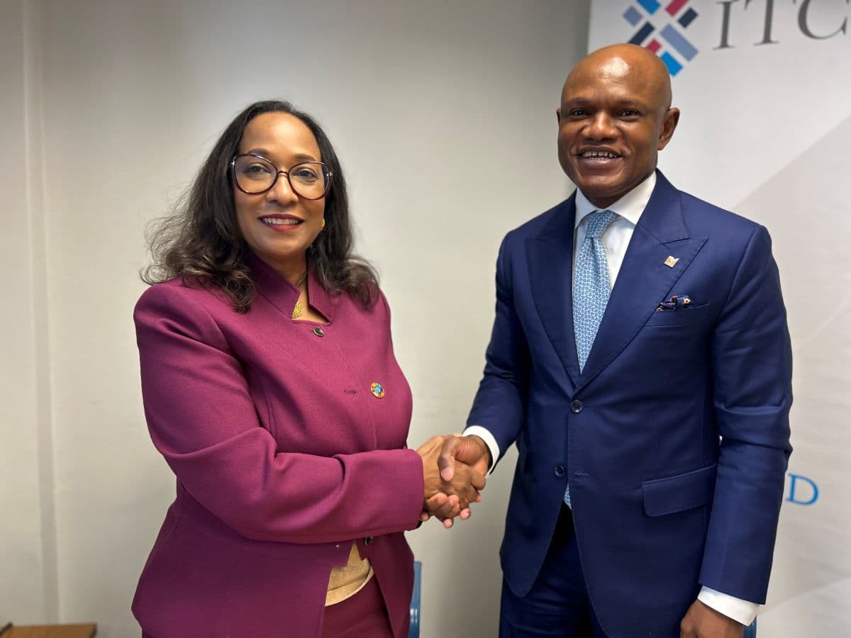 Pamela Coke-Hamilton, de l'ITC, et Seyi Kumapayi, d'Access Bank, lors de la signature d'un protocole d'accord.