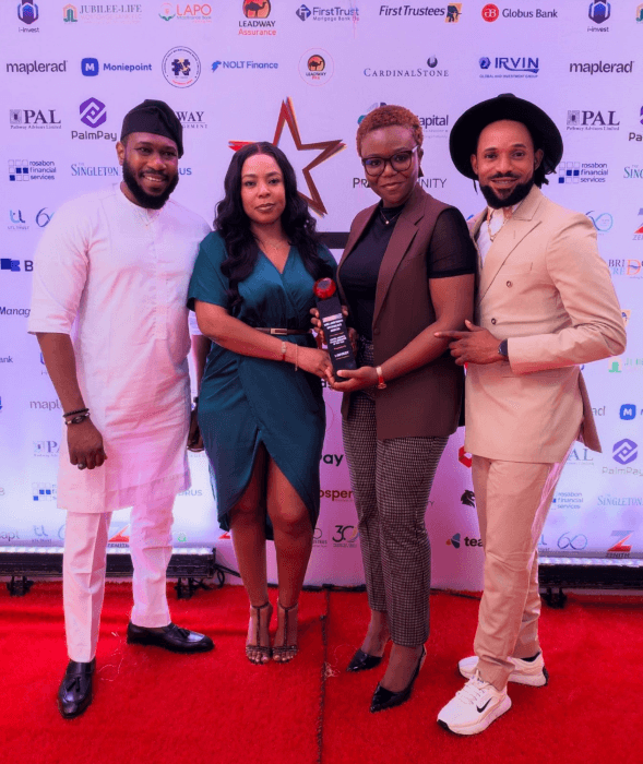 De gauche à droite : Jennifer Omame, Favour Okorie et Nonso Nduanya de Parthian Financial Services, aux côtés de Frank Aigbogun, éditeur et directeur général.