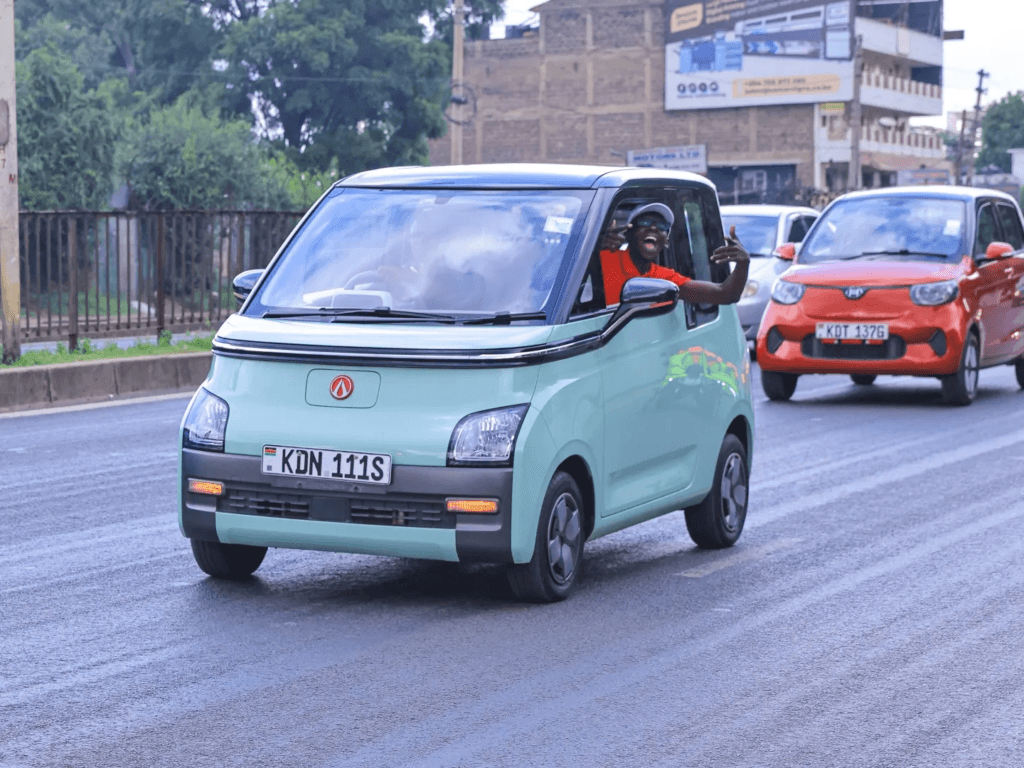 Des véhicules électriques ont participé à une parade en faveur de la mobilité électrique en amont d'une conférence et exposition consacrée au secteur à Nairobi.