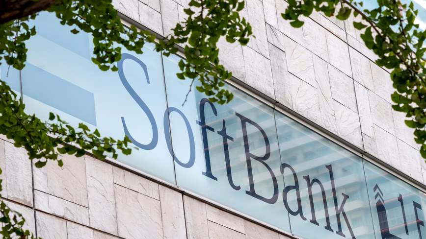 Enseigne du logo SoftBank sur la façade d'un immeuble au Japon.