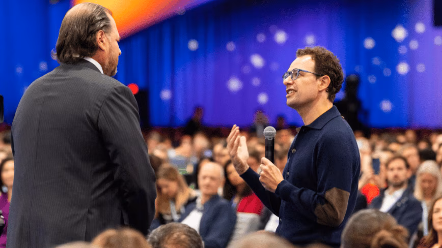 Dario Amodei, d'Anthropic, s'entretient avec Marc Benioff, de Salesforce, dans le public de Dreamforce 2026.