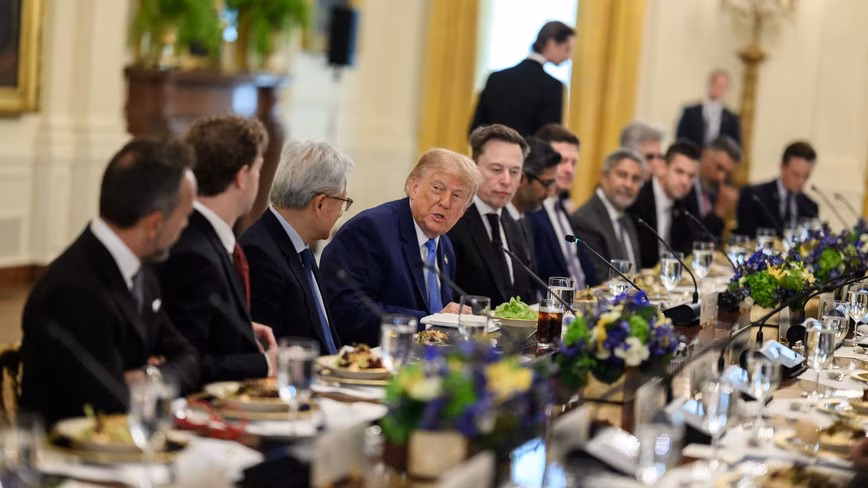 Le président Donald Trump reçoit des dirigeants technologiques lors d'un déjeuner sur la superintelligence dans l'East Room de la Maison-Blanche, le 29 septembre 2026.