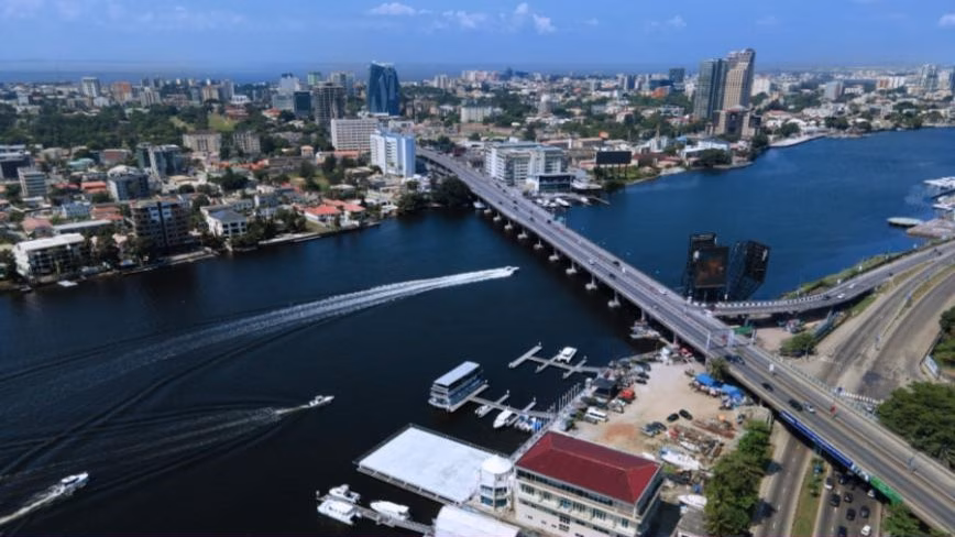 Des bateaux traversent la lagune près de Victoria Island, à Lagos