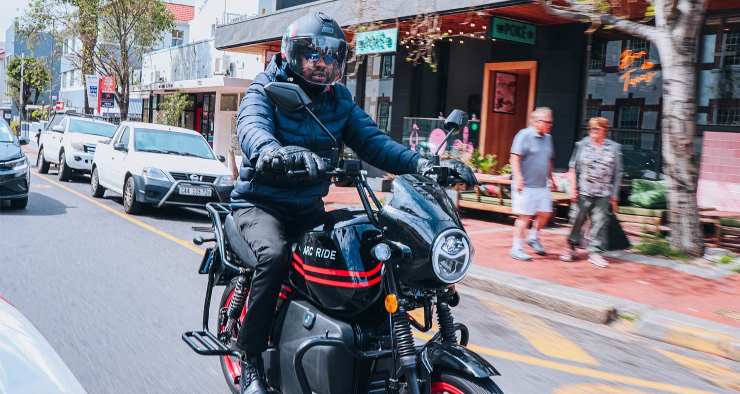 Des motos de livraison électriques gagnent du terrain alors que l'essence atteint R30 le litre