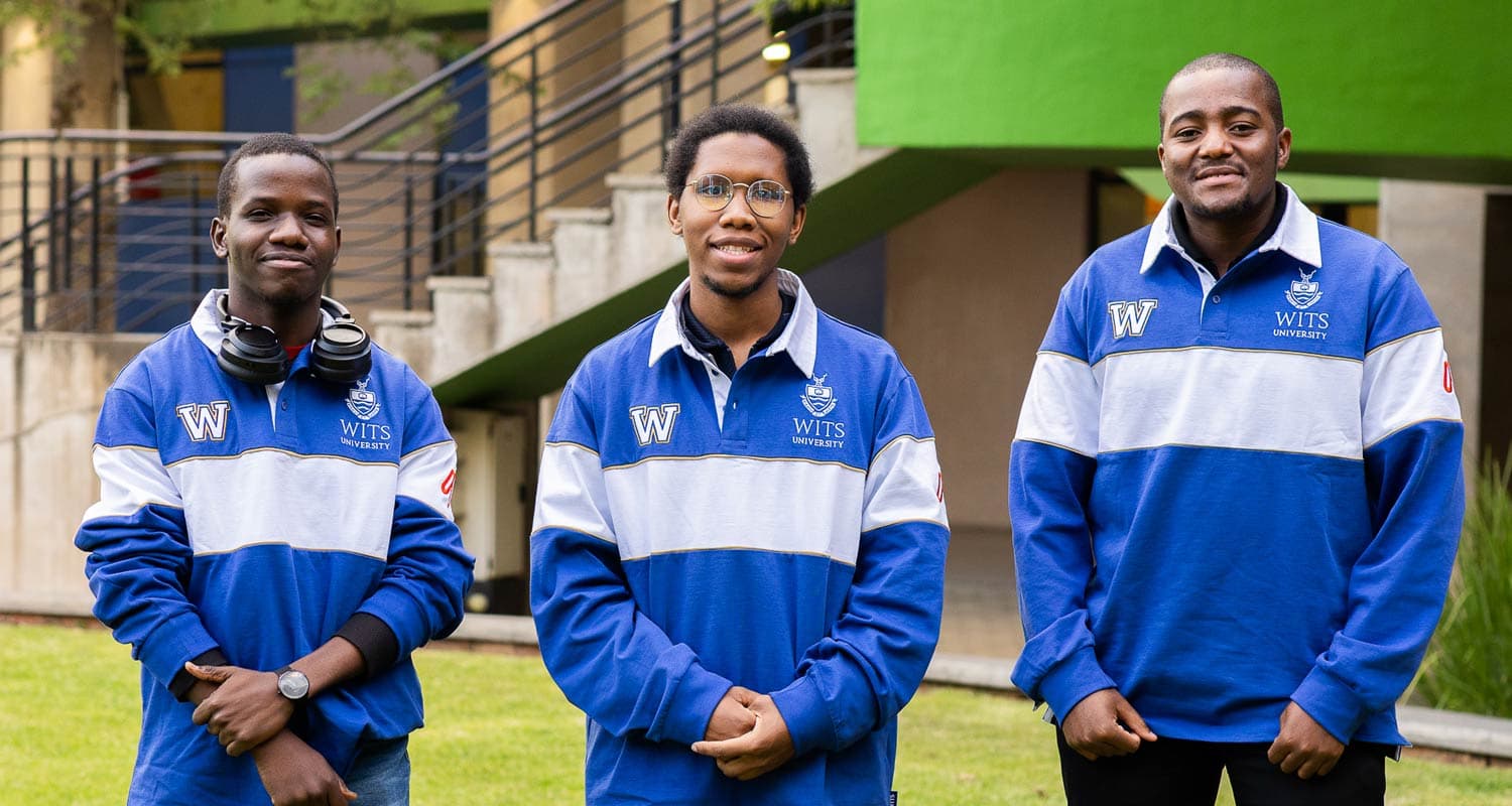 L'équipe lauréate Buff Bytes, de gauche à droite : Ndivho Shilling, Alton Maseko et Paballo John Bopape, tous étudiants en honours à la School of Computer Science and Applied Mathematics