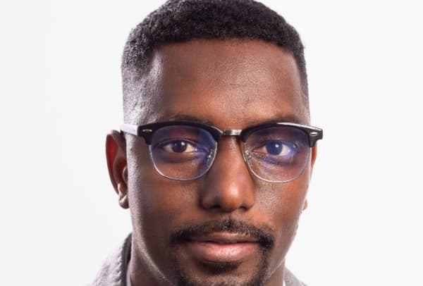 Le Mauritanien Mohamed Diallo utilise l'IA pour traquer les bactéries en temps record.