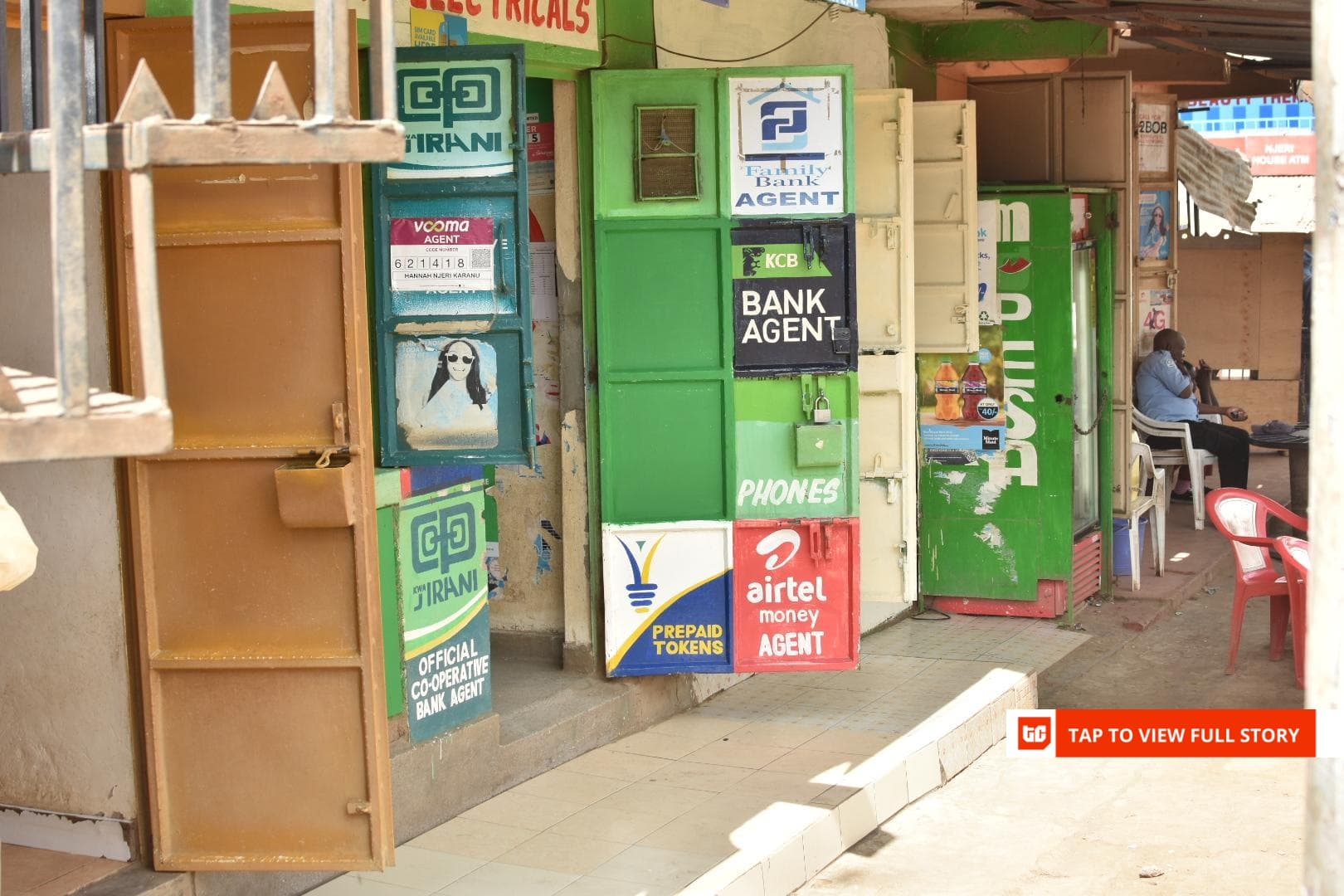 Un client dans une boutique d'agent M-PESA.