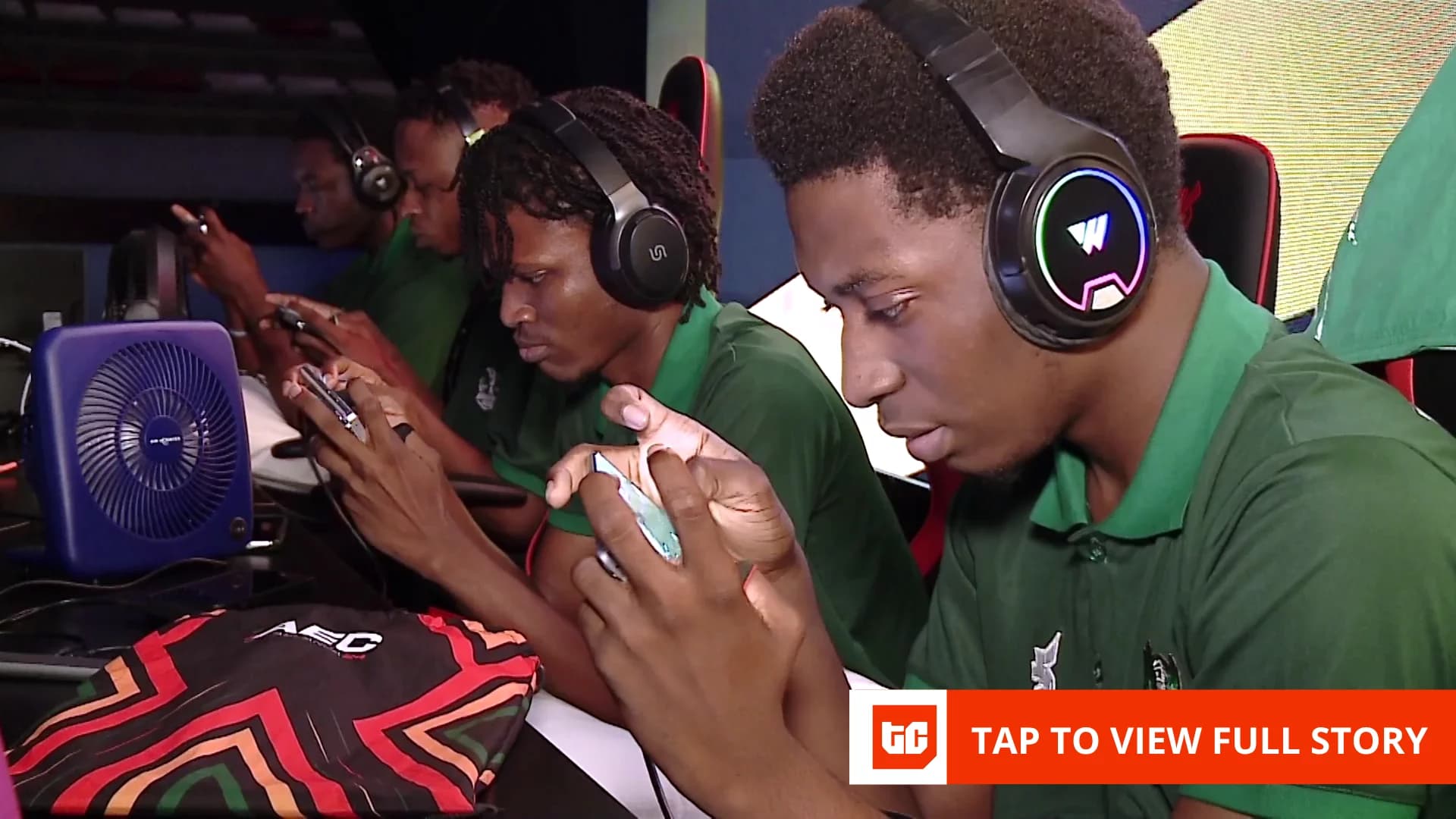 Des joueurs utilisent leur smartphone. Le modèle publicitaire de Lagos Life repose sur la conversion de l'attention des joueurs en réservations répétées de la part des marques.
