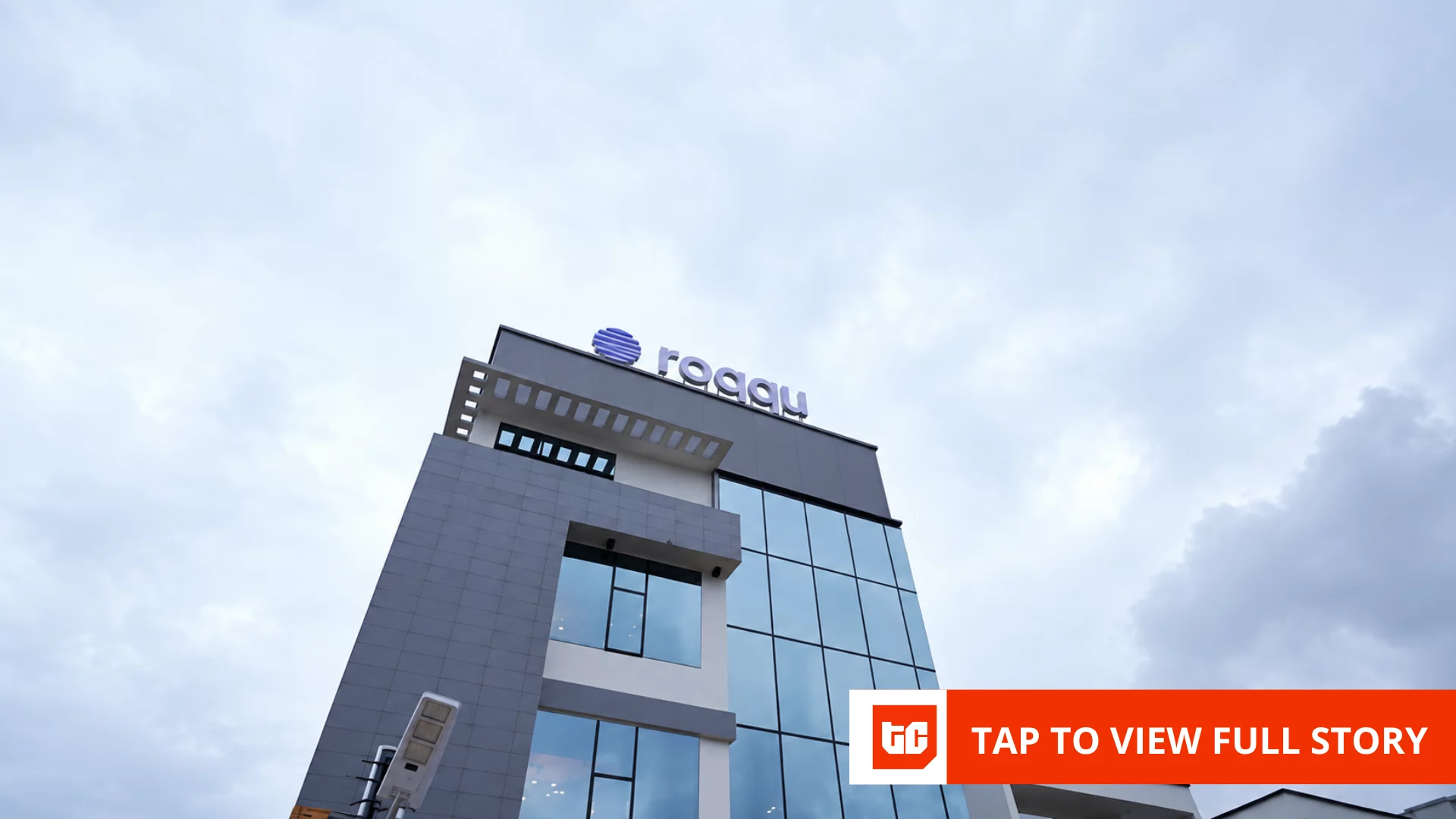 Des piétons circulent entre les immeubles de bureaux du quartier des affaires de Lagos, au Nigeria