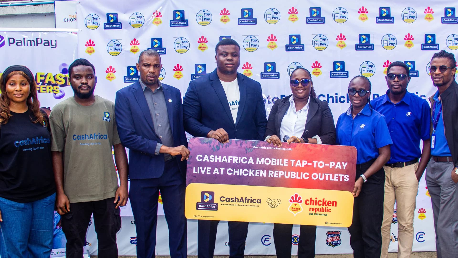 Les équipes de CashAfrica et de Food Concepts lors du lancement du partenariat à Lagos