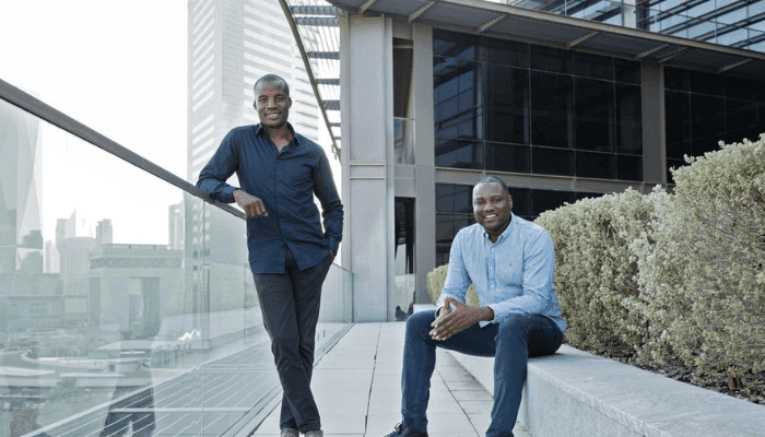 Portrait de Ladi Delano et Jide Odunsi, fondateurs nigérians de Moove, quittant leur marché d'origine