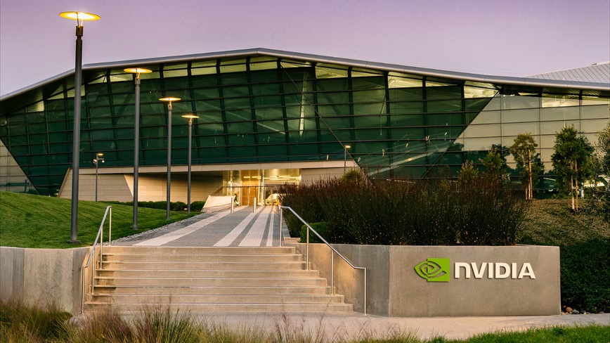 Logo de NVIDIA devant un bâtiment.
