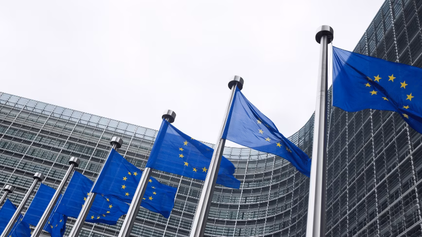 Drapeaux de l'Union européenne devant le bâtiment Berlaymont à Bruxelles.