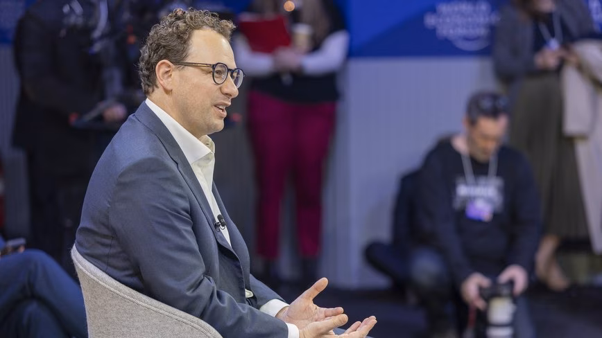 Dario Amodei s'exprime lors de la réunion annuelle du Forum économique mondial à Davos, le 20 janvier 2026.