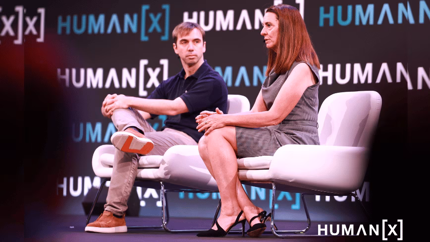 James Waters, de Booking.com, et Susan Jones, de Diageo, lors de la conférence HumanX à Amsterdam, le 23 septembre 2026.