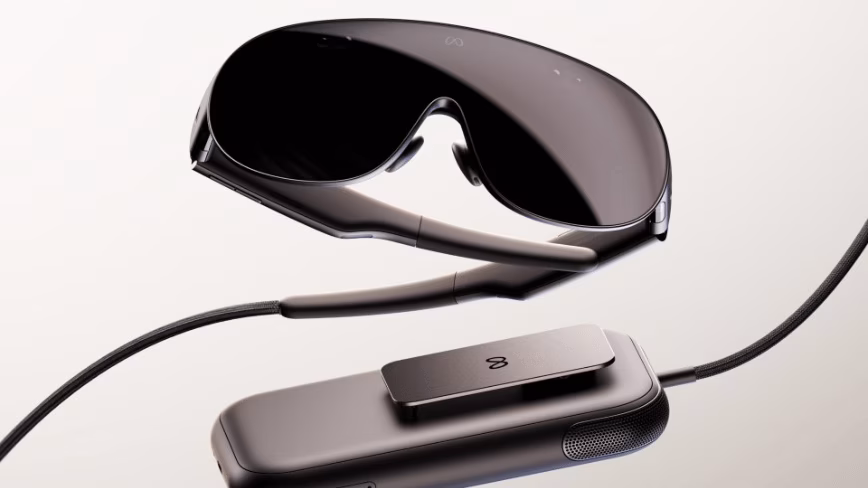Lunettes VR Meta avec le boîtier de calcul contenant le processeur et la batterie