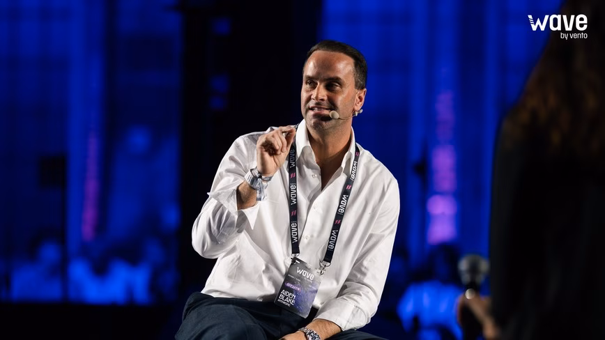 Aiden Blake, responsable des ventes aux startups pour l'EMEA chez Anthropic, s'exprimant à Wave by Vento à Turin