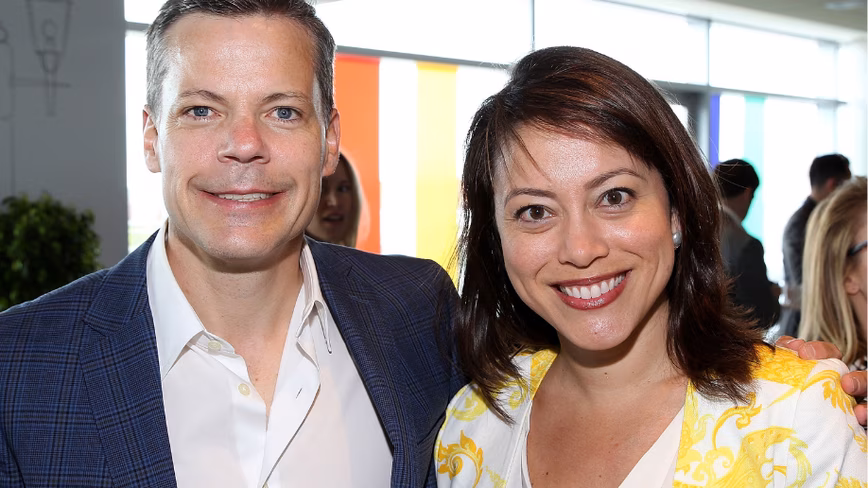 Anna Soellner, à droite, avec Ted Johnson de Variety lors d'un brunch du dîner des correspondants de la Maison-Blanche à Washington en mai 2014, lorsqu'elle travaillait à la MPAA