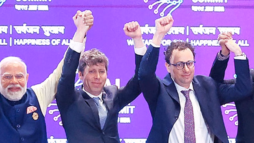 Sam Altman et Dario Amodei aux côtés du Premier ministre indien Narendra Modi à l'ouverture du India AI Impact Summit à New Delhi, le 19 février 2026.