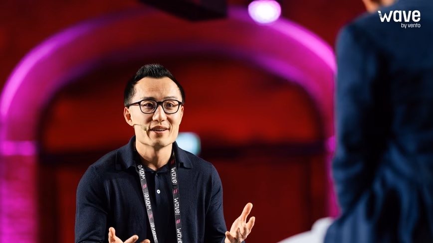 Le cofondateur et PDG de DoorDash, Tony Xu, s'exprime face à Diego Piacentini lors de Wave by Vento à Turin.